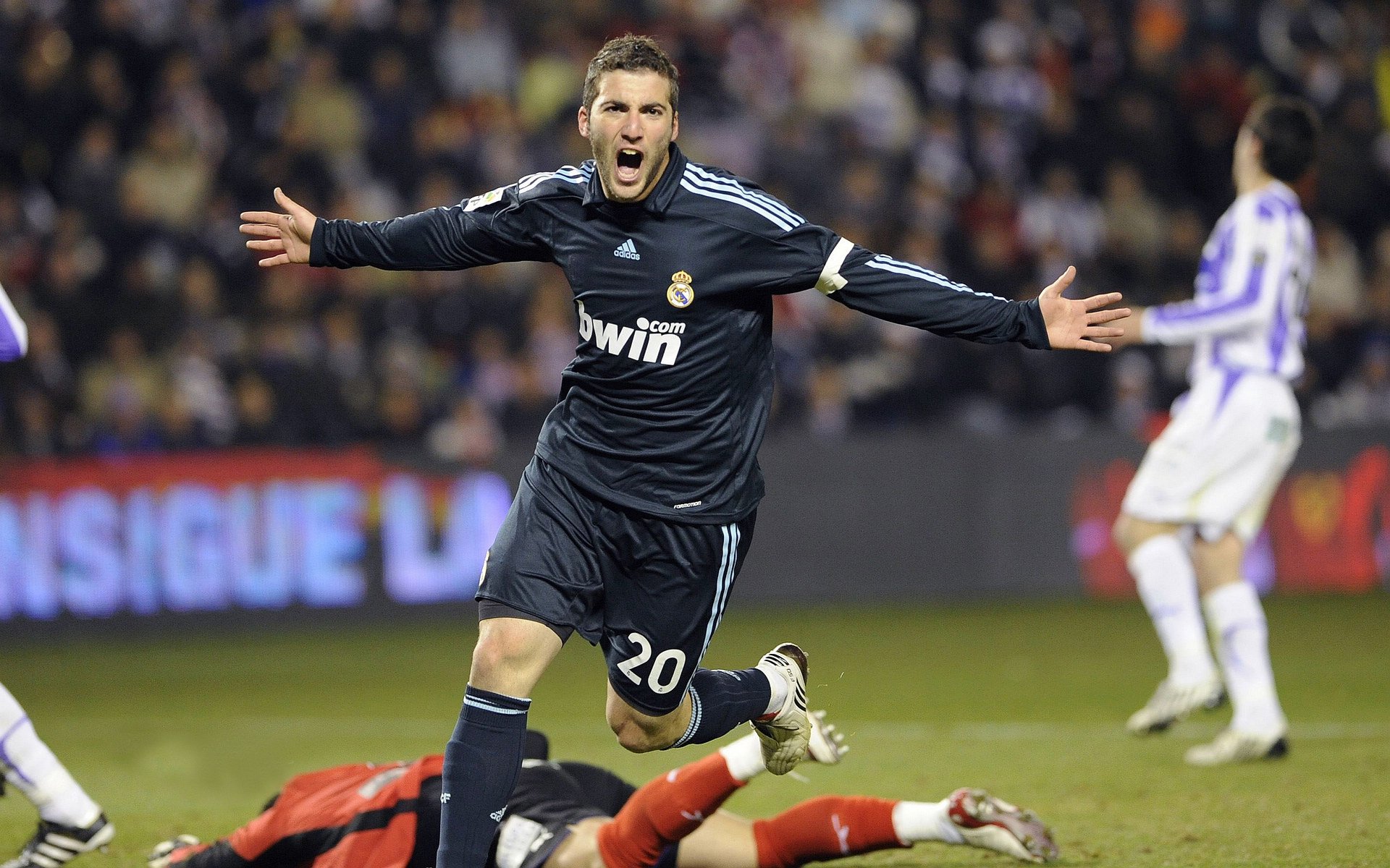 中国队前锋洛佩斯在巴黎奥运会上表现出色，足球运动员洛佩斯